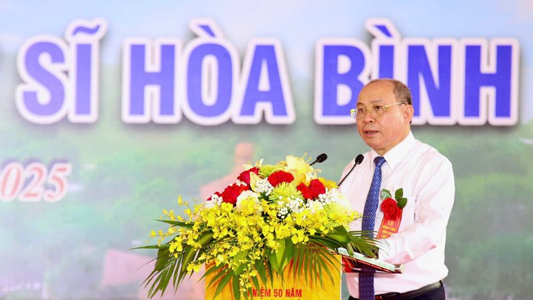 Đồng chí Bùi Đức Hinh, Chủ tịch Ủy ban nhân dân tỉnh Hòa Bình phát biểu tại buổi lễ.