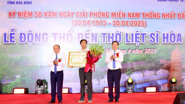 Bí thư Tỉnh ủy Hòa Bình Nguyễn Phi Long (phải) và Chủ tịch Ủy ban nhân dân tỉnh Hòa Bình Bùi Đức Hinh (trái) trao bằng ghi nhận cho ông Nguyễn Văn Trường, Giám đốc Doanh nghiệp xây dựng Xuân Trường tại buổi lễ.