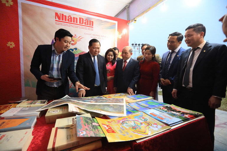 Lãnh đạo tỉnh Hòa Bình tham quan gian trưng bày của Báo Nhân Dân tại Hội báo Xuân Ất Tỵ 2025.