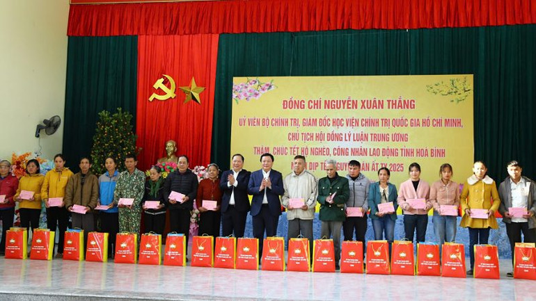 Đồng chí Nguyễn Xuân Thắng (giữa) tặng 100 suất quà Tết cho hộ nghèo và gia đình chính sách xã Hùng Sơn, huyện Kim Bôi.