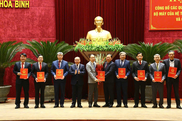 Bí thư TỈnh ủy Hòa Bình Nguyễn Phi Long và Chủ tịch Ủy ban nhân dân tỉnh Bùi Đức Hinh trao quyết định và tặng hoa cho Lãnh đạo Sở Nông nghiệp và Môi trường.