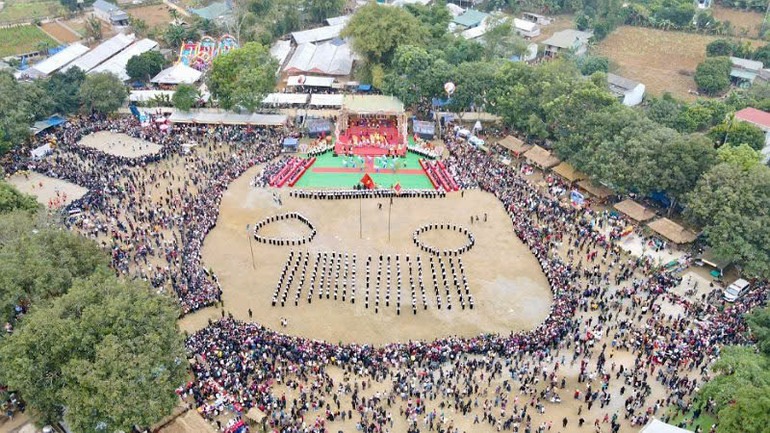 Lễ hội Khai hạ dân tộc Mường Hòa Bình 2025 thu hút hàng vạn người dân và du khách thập phương tham gia.