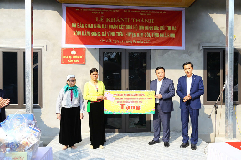 Đồng chí Nguyễn Xuân Thắng đã dự lễ khánh thành nhà đại đoàn kết và tặng quà cho nhà bà Bùi Thị Hạ, thôn Đầm Rừng, xã Vĩnh Tiến, huyện Kim Bôi.