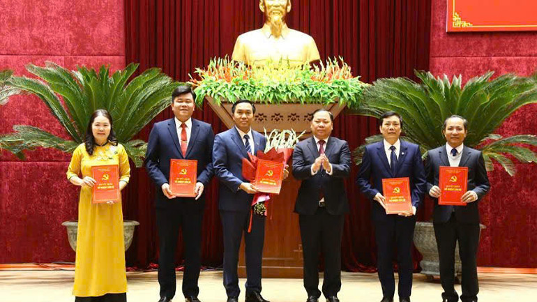 Bí thư TỈnh ủy Hòa Bình Nguyễn Phi Long trao quyết định và tặng hoa cho Lãnh đạo Ban Tuyên giáo và Dân vận TỈnh ủy.