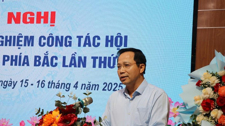 Phó Chủ tịch Ủy ban nhân dân tỉnh Hòa Bình Nguyễn Văn Toàn phát biểu tại hội nghị.