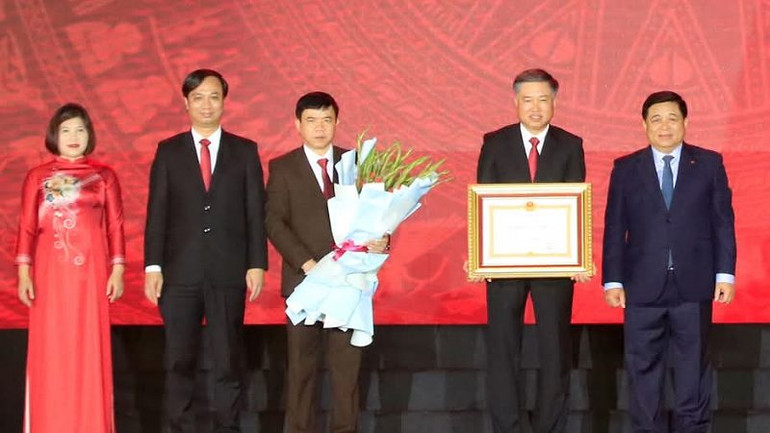 Phó Thủ tướng Nguyễn Chí Dũng (trái) trao Huân chương Lao động Hạng nhì cho thành phố Hòa Bình.