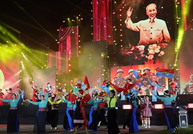 Tiết mục Bản làng em nhớ Người tại chương trình nghệ thuật.