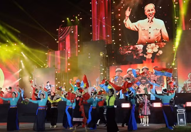 Tiết mục Bản làng em nhớ Người tại chương trình nghệ thuật.