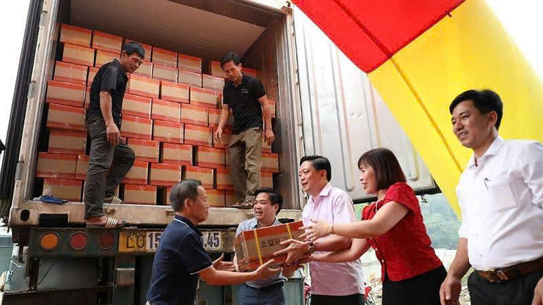 Lãnh đạo sở, ngành và Công ty cổ phần R.Y.B chuyển hàng cháo sen Bát Bảo lên xe xuất khẩu sang thị trường Hàn Quốc.