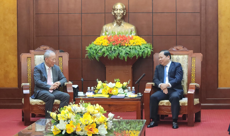 Đồng chí Nguyễn Phi Long, Bí thư Tỉnh ủy Hòa Bình (phải) tiếp Nhà sáng lập Tập đoàn Xây dựng Thái Bình Dương Nghiêm Giới Hòa. Đồng chí Nguyễn Phi Long, Bí thư Tỉnh ủy Hòa Bình (phải) tiếp Nhà sáng lập Tập đoàn Xây dựng Thái Bình Dương Nghiêm Giới Hòa.