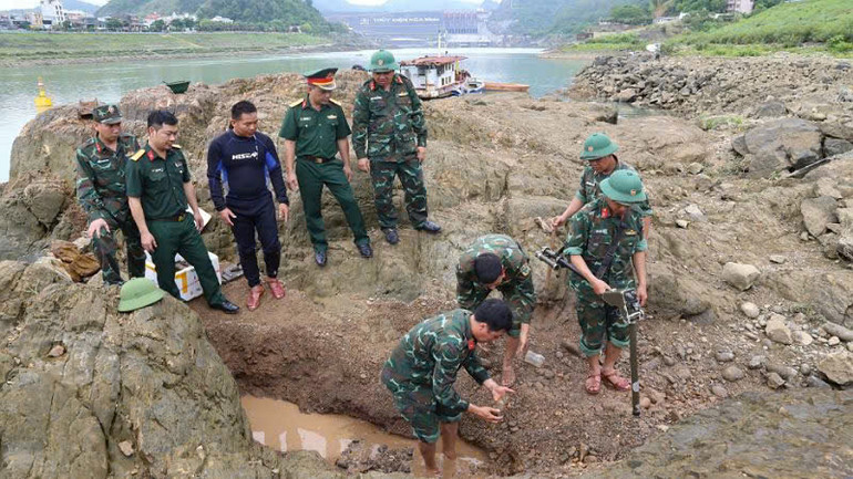 Bộ Chỉ huy Quân sự tỉnh Hòa Bình đã phát hiện và triển khai công tác đưa số bom, đạn về nơi an toàn.