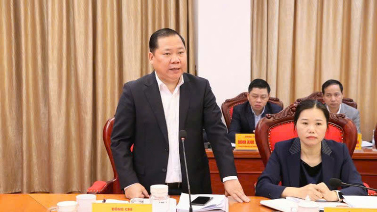 Đồng chí Nguyễn Phi Long, Bí thư Tỉnh ủy Hòa Bình phát biểu tại hội nghị.