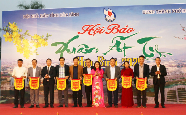Ban Tổ chức trao cờ lưu niệm cho các cơ quan tham gia Hội báo Xuân Ất Tỵ - Hòa Bình 2025.