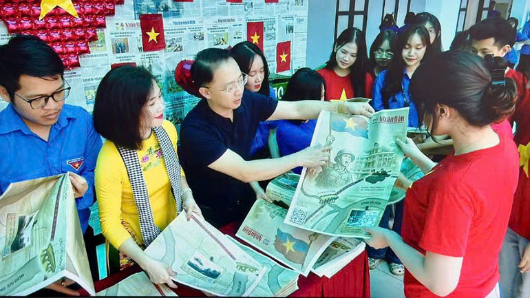 Đông đảo độc giả trẻ đón nhận phụ san. (Ảnh: NGUYỄN TUẤN)