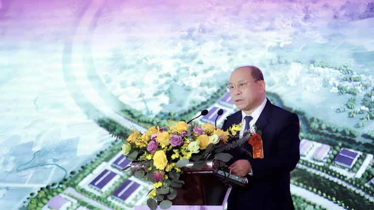 Đồng chí Bùi Đức Hinh, Chủ tịch Ủy ban nhân dân tỉnh Hòa Bình phát biểu tại lễ khởi công.