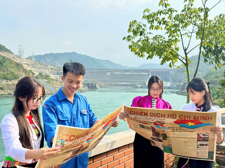 Thế hệ trẻ Hòa Bình hào hứng với phụ san Báo Nhân Dân. (Ảnh: NGUYỄN TUẤN)