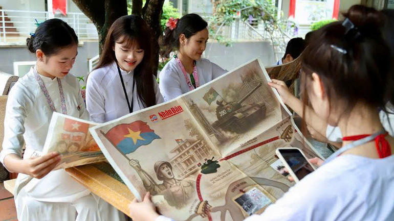 Các bạn trẻ say sưa với công nghệ thực tế ảo tăng cường (AR) và 3D mapping. (Ảnh: NGUYỄN TUẤN)