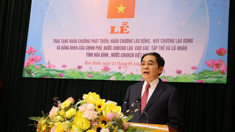 Đồng chí Khăm Pheng Xay Sổm Pheng, Bí thư - Tỉnh trưởng tỉnh Hủa Phăn phát biểu tại buổi lễ. Đồng chí Khăm Pheng Xay Sổm Pheng, Bí thư - Tỉnh trưởng tỉnh Hủa Phăn phát biểu tại buổi lễ.