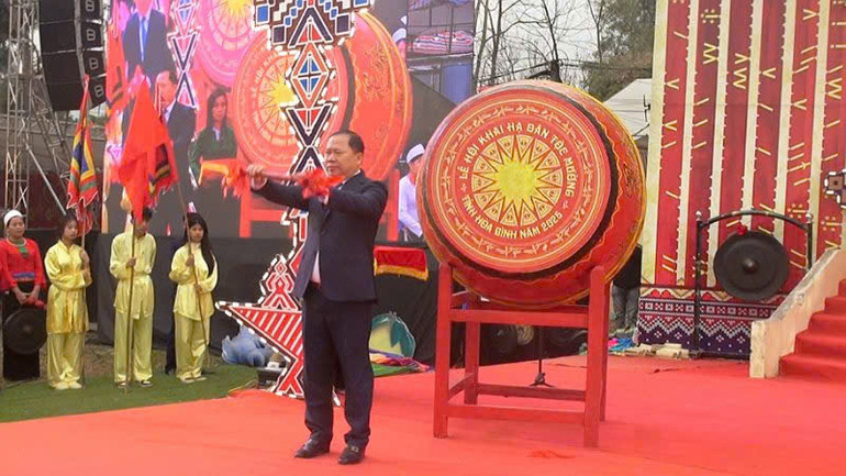 Bí thư Tỉnh ủy Hòa Bình Nguyễn Phi Long thực hiện nghi thức đánh trống khai mạc lễ hội.