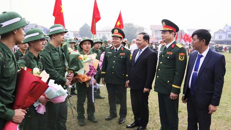 Lãnh đạo Quân khu 3 và lãnh đạo tỉnh Hòa Bình chúc mừng các tân binh lên đường nhập ngũ.