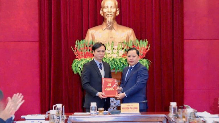 Bí thư Tỉnh ủy Hòa Bình Nguyễn Phi Long (phải) trao Quyết định của Ban Bí thư Trung ương Đảng cho đồng chí Phạm Anh Quý, Phó Bí thư Thành ủy, Chủ tịch Ủy ban nhân dân thành phố Hòa Bình tham gia Ban Chấp hành Đảng bộ tỉnh Hòa Bình nhiệm kỳ 2020-2025.