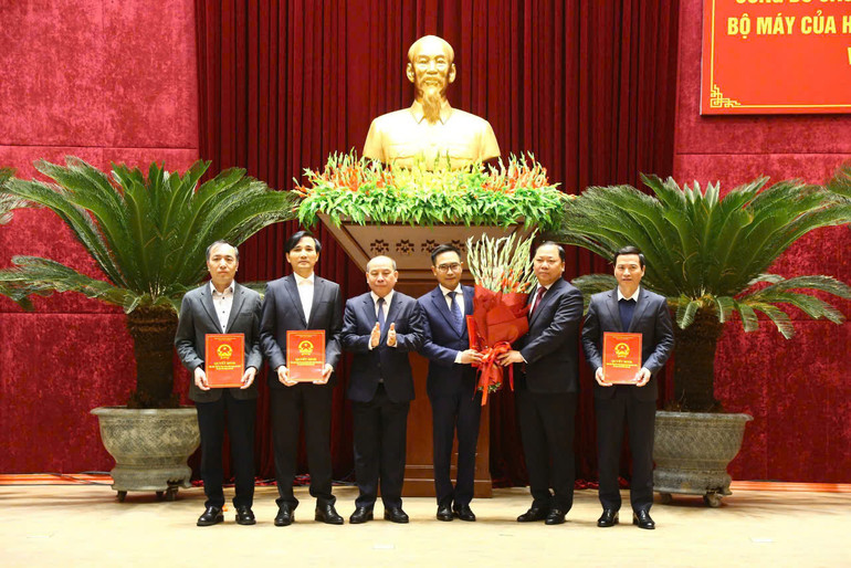Bí thư TỈnh ủy Hòa Bình Nguyễn Phi Long và Chủ tịch Ủy ban nhân dân tỉnh Bùi Đức Hinh trao quyết định và tặng hoa cho Lãnh đạo Sở Khoa học và Công nghệ