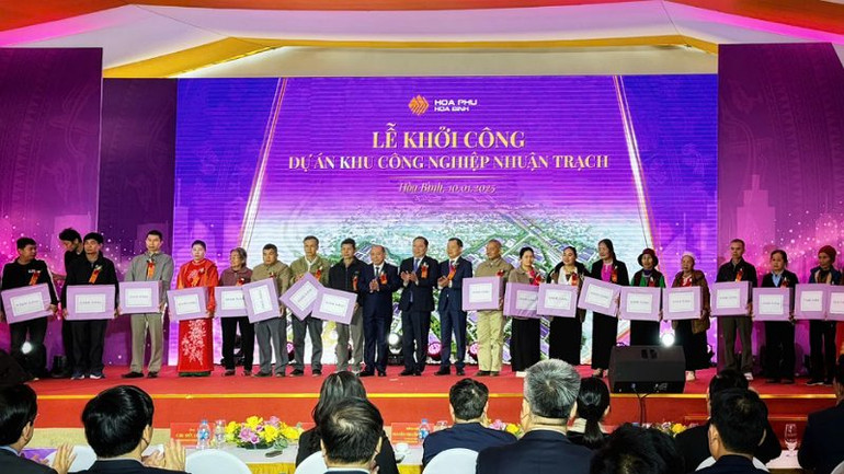 Lãnh đạo tỉnh Hòa Bình và Công ty TNHH Hòa Phú tặng quà cho đại diện các hộ gia đình tiêu biểu có đất nằm trong Dự án.