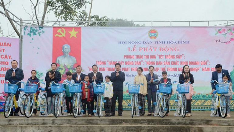 Trung ương Hội Nông dân Việt Nam tặng 10 xe đạp cho các cháu học giỏi vượt khó của huyện Tân Lạc.
