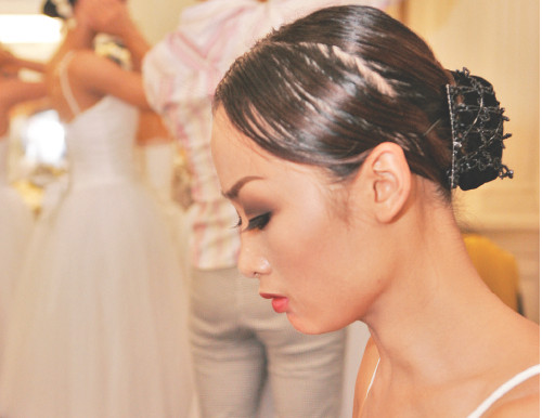 Vũ công Thu Hằng trước giờ diễn vở ballet Giselle. Vũ công Thu Hằng trước giờ diễn vở ballet Giselle.