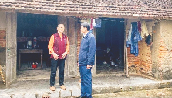 Năm nay 73 tuổi, bà Nguyễn Thị Ky vẫn đang sống trong căn nhà xập xệ, cũ nát vốn được bố mẹ chồng để lại. Ảnh: P.H