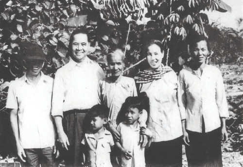 Đồng chí Huỳnh Tấn Phát (thứ hai từ trái sang) chụp ảnh cùng gia đình trong lần về thăm quê hương. Ảnh | Bảo tàng tỉnh Bến Tre