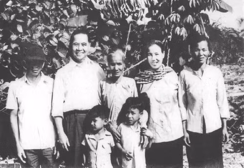 Đồng chí Huỳnh Tấn Phát (thứ hai từ trái sang) chụp ảnh cùng gia đình trong lần về thăm quê hương. Ảnh | Bảo tàng tỉnh Bến Tre