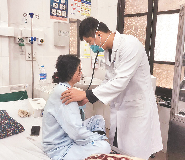 Bác sĩ Đỗ Doãn Bách đang thăm khám và điều trị bệnh nhân tại Việt Tim mạch - Bệnh viện Bạch Mai.