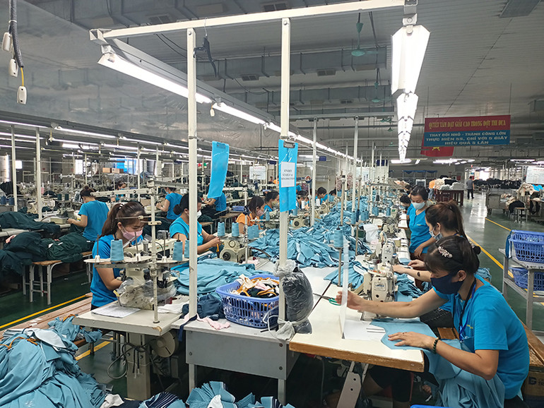 Sản xuất hàng may mặc tại Tổng công ty cổ phần Dệt may Hà Nội. (Ảnh HOÀNG ANH)