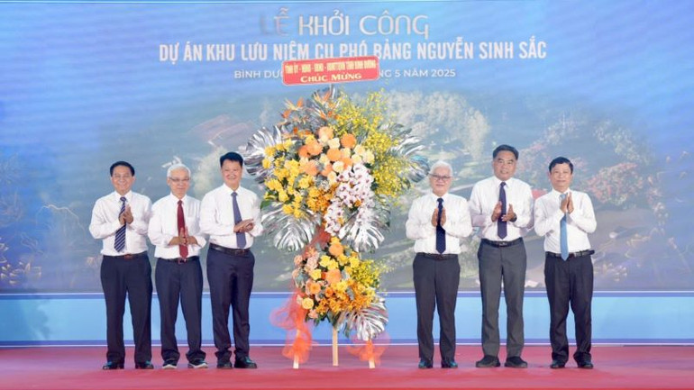 Lãnh đạo tỉnh Bình Dương trao tặng hoa chúc mừng lễ khởi công.