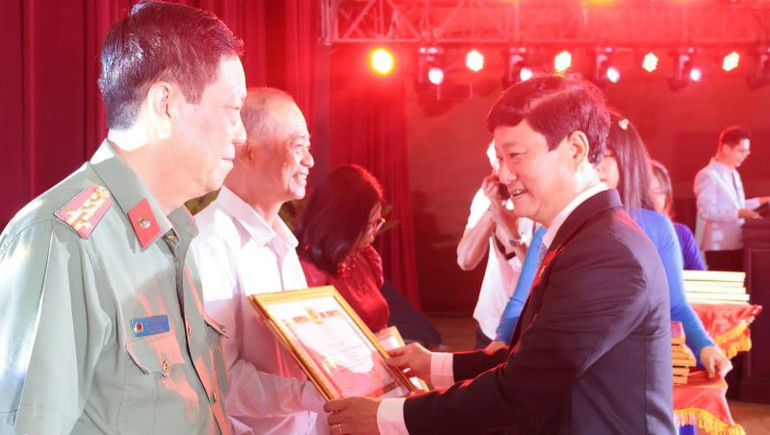 Chủ tịch Ủy ban nhân dân tỉnh Bình Dương Võ Văn Minh trao Bằng khen của Tỉnh ủy cho các cá nhân.