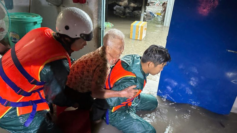 Lực lượng dân quân hỗ trợ đưa người lớn tuổi đến nơi an toàn. Lực lượng dân quân hỗ trợ đưa người lớn tuổi đến nơi an toàn.