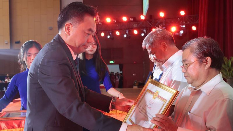 Phó Bí thư Thường trực Tỉnh ủy Bình Dương Nguyễn Lộc Hà trao Bằng khen của Tỉnh ủy cho các cá nhân.