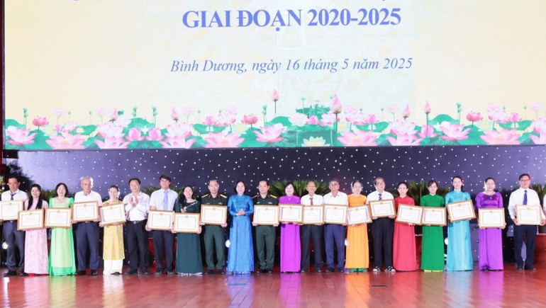Trao Bằng khen của Ủy ban nhân dân tỉnh Bình Dương cho các cá nhân tiêu biểu trong học tập và làm theo tư tưởng, đạo đức, phong cách Hồ Chí Minh giai đoạn 2020-2025.