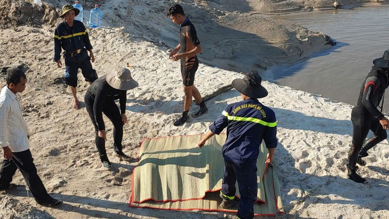 Thi thể nạn nhân được đưa lên bờ.