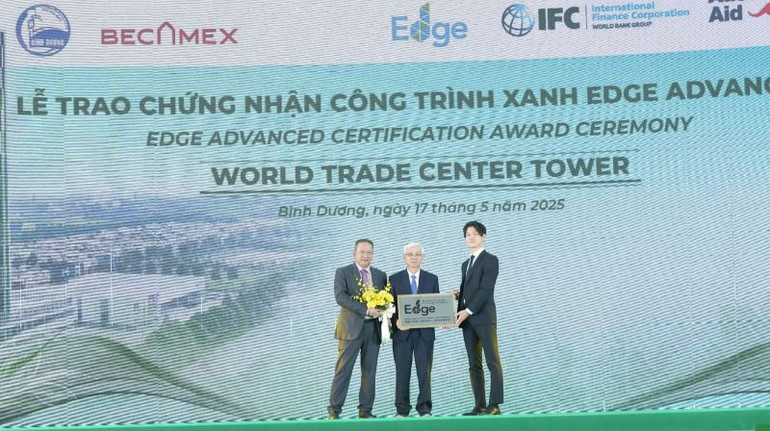 Trao Chứng nhận công trình xanh cho Tổng công ty Becamex IDC và Công ty Liên doanh Trách nhiệm hữu hạn Khu công nghiệp Việt Nam-Singapore.