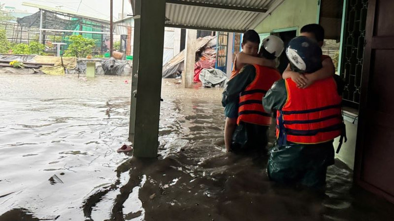 Lực lượng dân quân đưa trẻ em ở các khu vực bị ngập đến nơi an toàn. Lực lượng dân quân đưa trẻ em ở các khu vực bị ngập đến nơi an toàn.