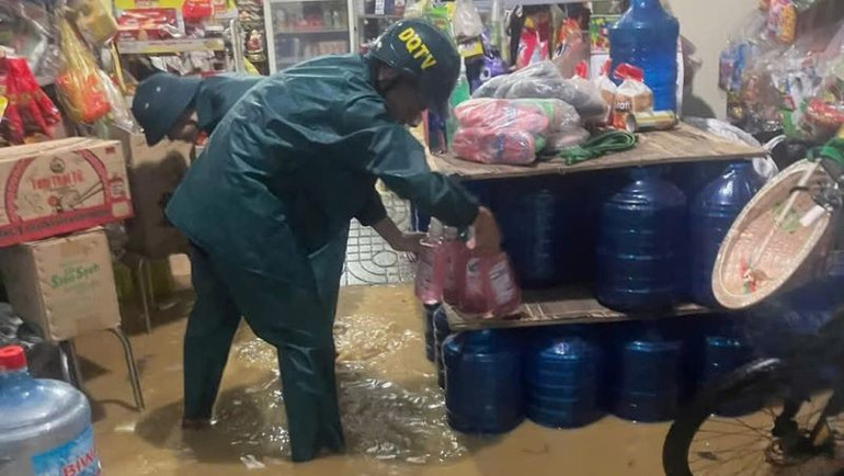 Giúp người dân đưa các đồ đạc, vật dụng lên cao khỏi bị ngập nước. Giúp người dân đưa các đồ đạc, vật dụng lên cao khỏi bị ngập nước.