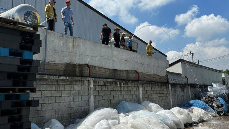 Phun nước phòng ngừa cháy lan.