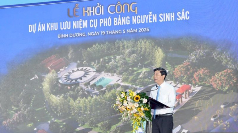 Phó Bí thư Tỉnh ủy, Chủ tịch Ủy ban nhân dân tỉnh Bình Dương Võ Văn Minh phát biểu ý kiến tại lễ khởi công.