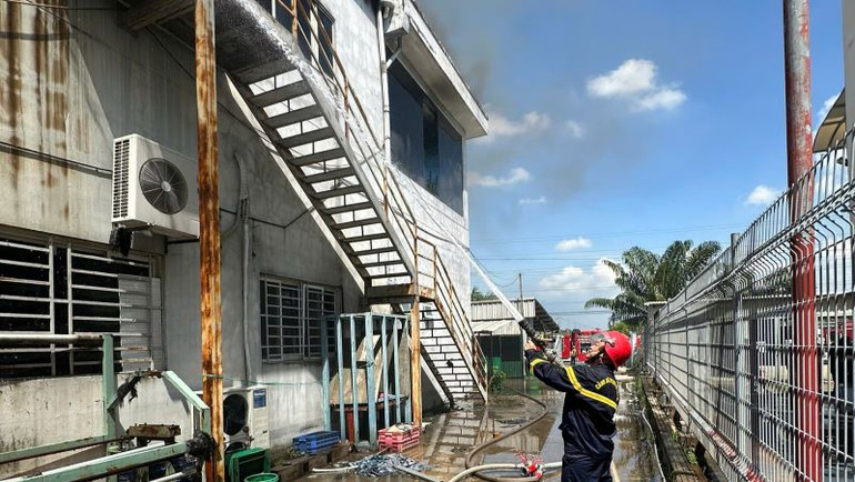 Cảnh sát Phòng cháy chữa cháy và Cứu nạn cứu hộ Công an tỉnh Bình Dương tập trung khống chế vụ cháy.