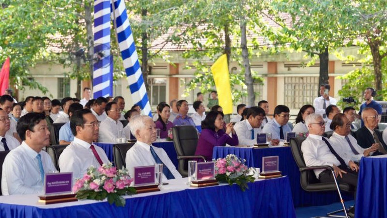 Nguyên Chủ tịch nước Nguyễn Minh Triết và các đại biểu dự lễ khởi công.