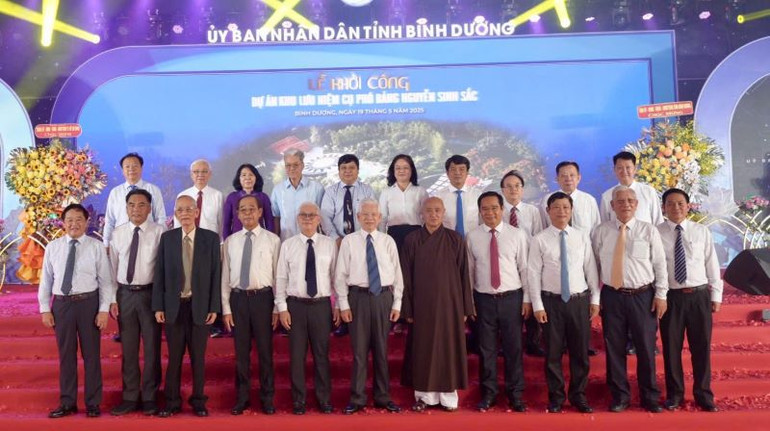 Nguyên Chủ tịch nước Nguyễn Minh Triết và các đại biểu chụp hình lưu niệm tại lễ khởi công dự án Khu lưu niệm Cụ Phó bảng Nguyễn Sinh Sắc.