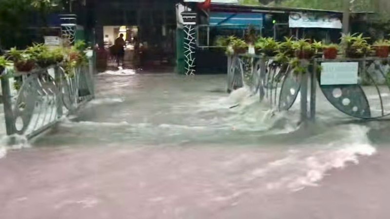 Mưa lớn làm nước tràn vào nhà dân tại một khu vực ở thành phố Thủ Dầu Một. Mưa lớn làm nước tràn vào nhà dân tại một khu vực ở thành phố Thủ Dầu Một.