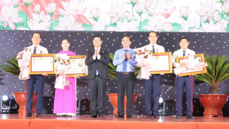 Thừa ủy nhiệm, lãnh đạo tỉnh Bình Dương trao Huân chương Lao động hạng Ba cho các cá nhân.